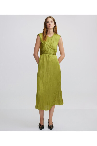 Pleated dress with a tie at the waist - 8