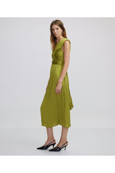 Pleated dress with a tie at the waist - 11