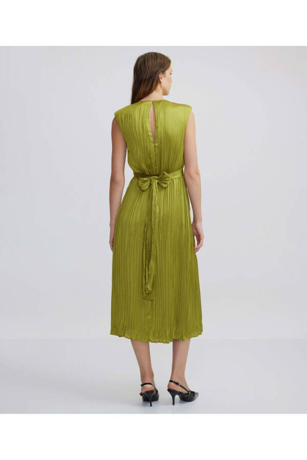 Pleated dress with a tie at the waist - 12