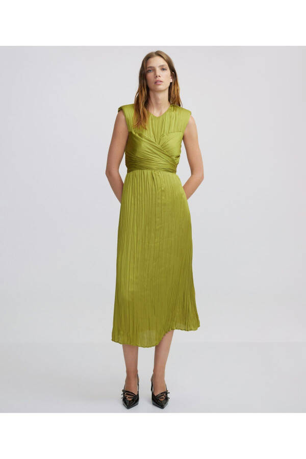 Pleated dress with a tie at the waist - 2