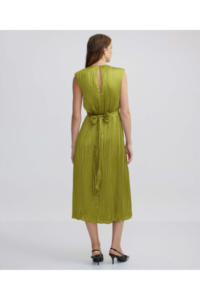 Pleated dress with a tie at the waist - 6