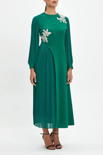 Плечо и талия с каменными деталями, юбка складчатая, велосипедный воротник, зеленое платье 40245 - SERPIL