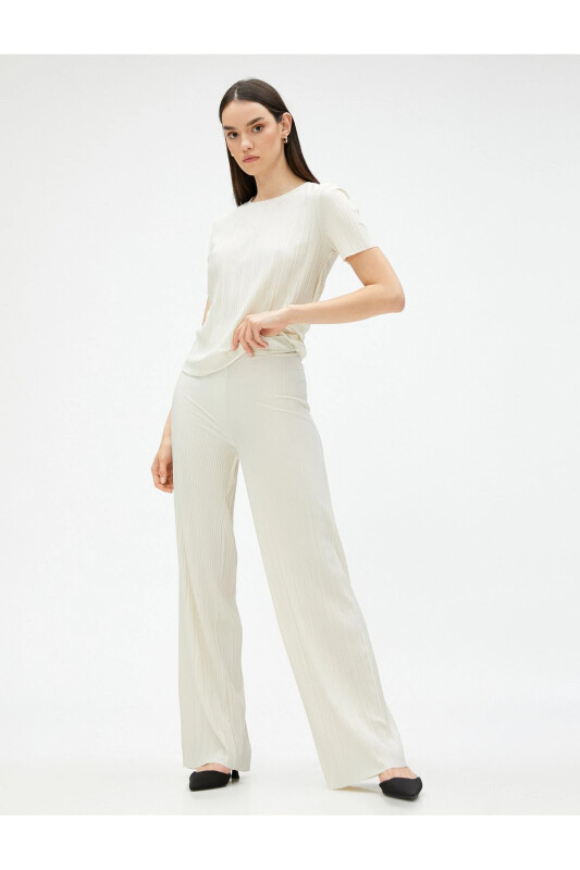 Плиссированная футболка с короткими рукавами и круглым вырезом - Экрю - KOTON