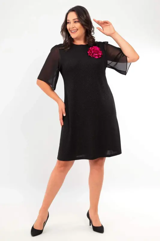Plus Size Short Sleeve Black Dress with Glitter and Rose-Shaped Brooch Detail - BÜYÜKBEDENIZ