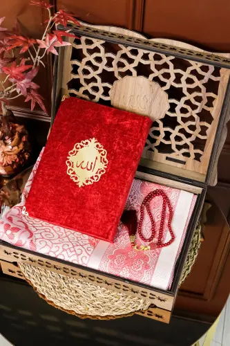 Подарочный набор Коран с деревянной подставкой, бархатный Коран, жемчужный тасбих и молитвенный коврик - HAC UMRE HEDIYELIK (1)