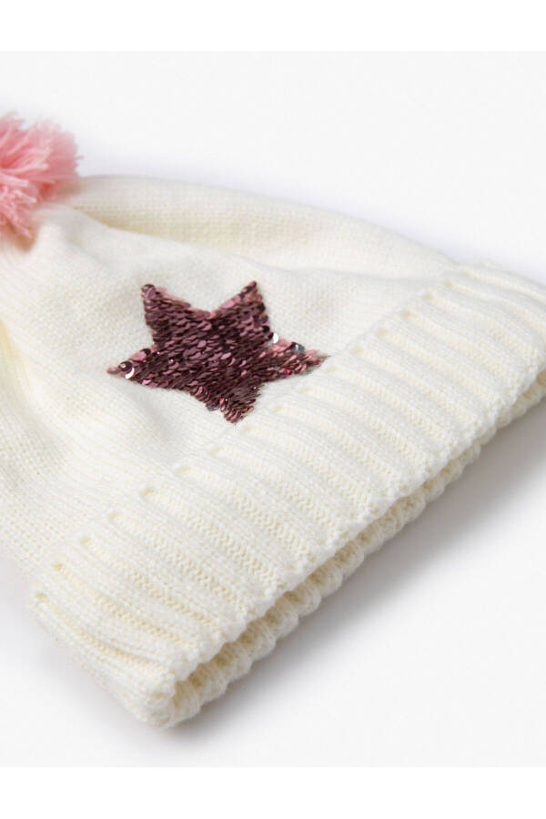 Pompom beanie with star details, sequins and paillettes. - 3