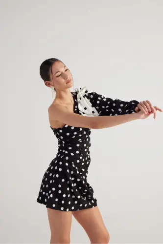 Puantiyeli Çıkarılabilir Kurdele Aksesuarlı Tek Kollu Mini Polka Elbise Siyah - Siyah - 7