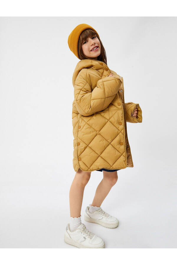 Puffer jacket with hood and snap button detailed quilting. - 1