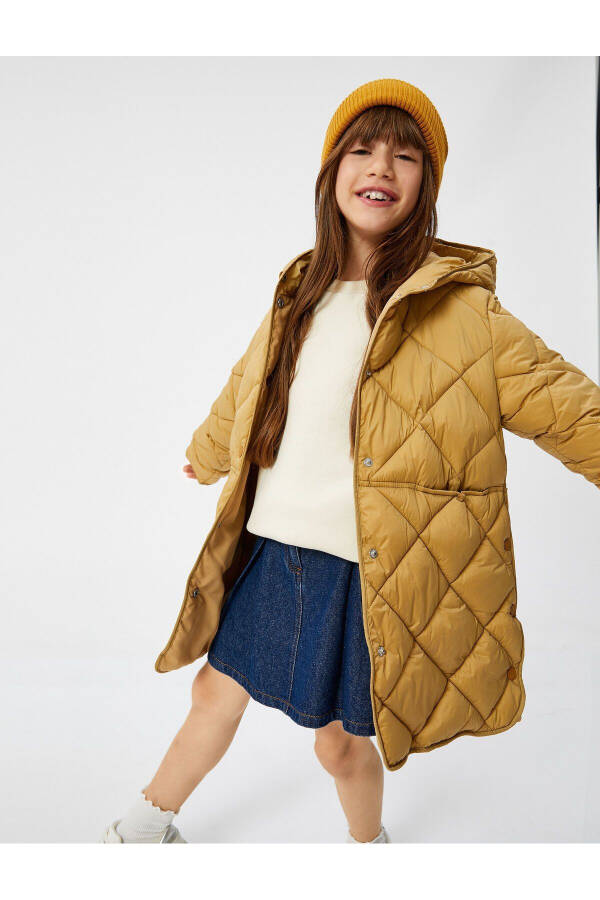 Puffer jacket with hood and snap button detailed quilting. - 2