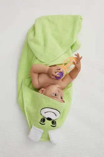 Pupy Bear Cotton Hooded Unisex Newborn Baby Swaddle Towel with Embroidery Green 100x100cm - MISLINA HOME (1)