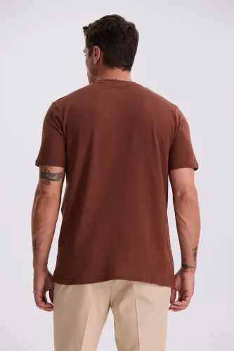 Qahva 100% paxta naqshli qayiq bo'yinli futbolka - 4