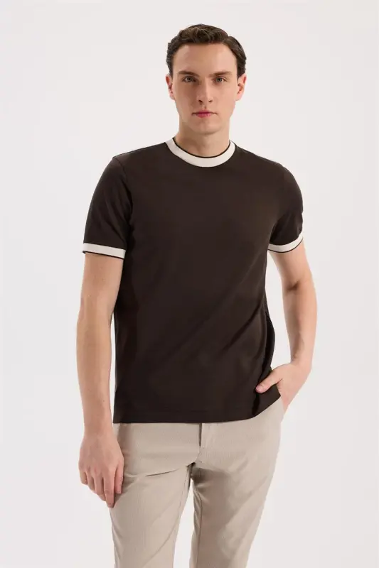 Qahva rangli Slim Fit dumaloq yoqali 100% paxta futbolka - JAKAMEN