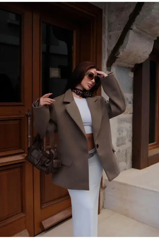 Qalin astarli bitta tugmali ortiqcha hajmli keng kesilgan o'rtacha uzunlikdagi Pinterestga o'xshash palto, shim va blazer jilet - FMN MODA