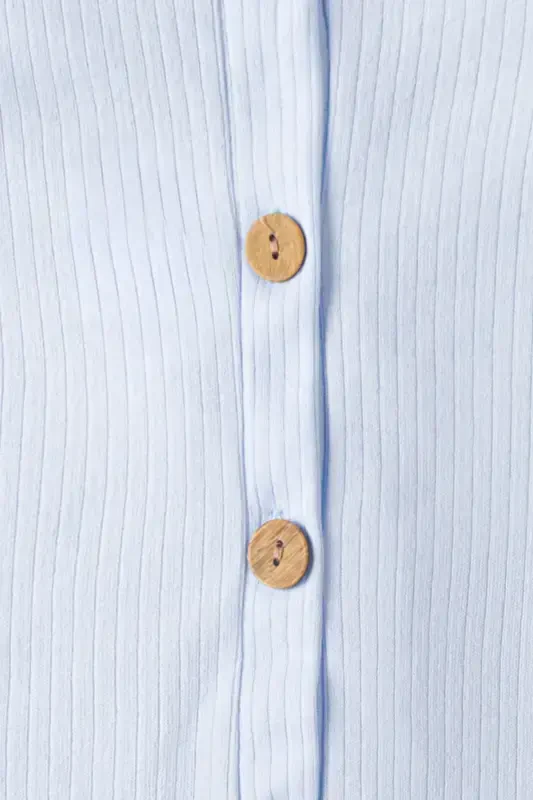 Qisqa yengli yog'och tugmachali organik kombinezonli chaqaloq kostyumi - och ko'k - 5