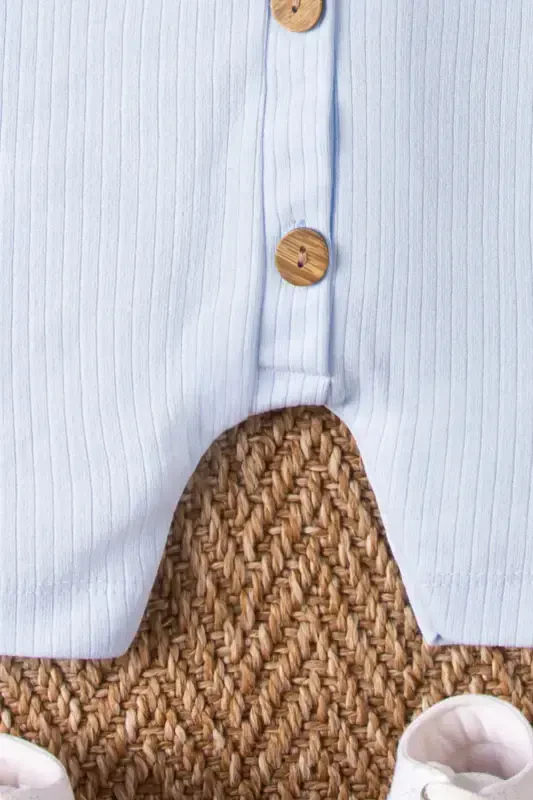 Qisqa yengli yog'och tugmachali organik kombinezonli chaqaloq kostyumi - och ko'k - 6