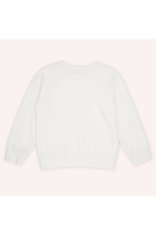 Qiz bola kashtasi detallari bilan bezatilgan oq svitshot - 3