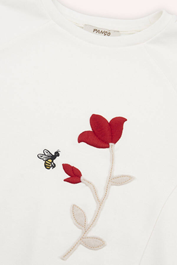 Qiz bola kashtasi detallari bilan bezatilgan oq svitshot - 5