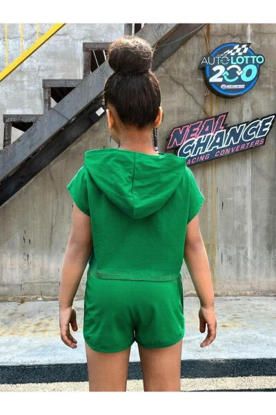 Qiz bolalar uchun yashil rangli kaputli Boston25 bosib chiqarilgan shortik-futbolka to'plami - LOUİSA (1)