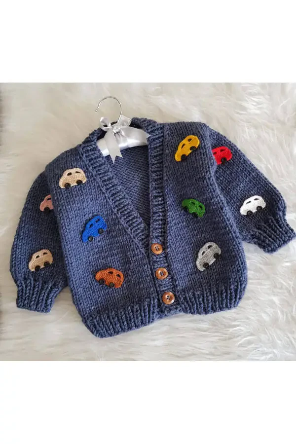 Qo'l bilan to'qilgan mashina detallariga ega chaqaloq ko'ylagi - 1