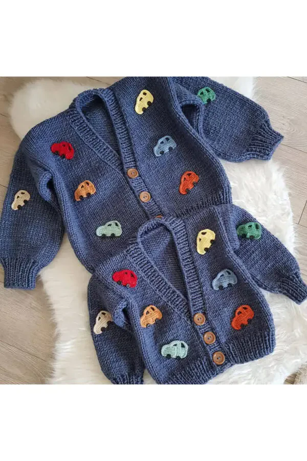 Qo'l bilan to'qilgan mashina detallariga ega chaqaloq ko'ylagi - 2