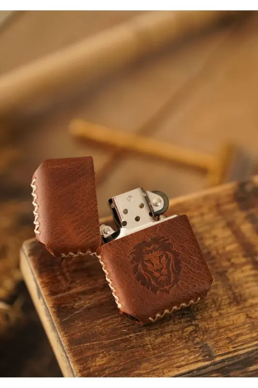 Qo'lda tayyorlangan haqiqiy teri Zippo uslubidagi chiroq, Otalar kuni uchun nom bilan shaxsiylashtirilgan - ATÖLYE ÇINAR LEATHER HANDMADE
