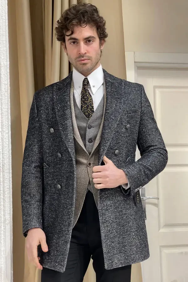 Qora baliq dumi paltosi, tor qirqim, maxsus dizayndagi metall tugmachalar, jun. - 2