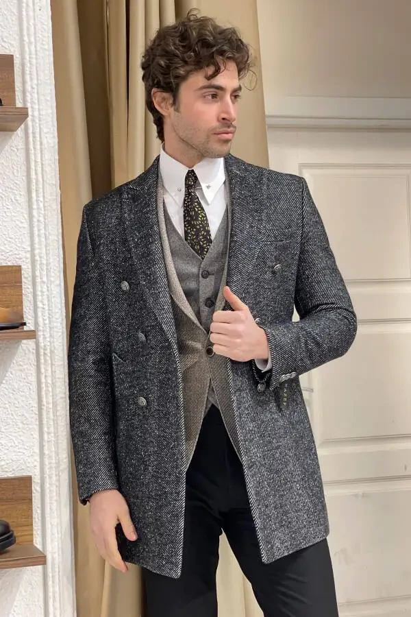 Qora baliq dumi paltosi, tor qirqim, maxsus dizayndagi metall tugmachalar, jun. - 6