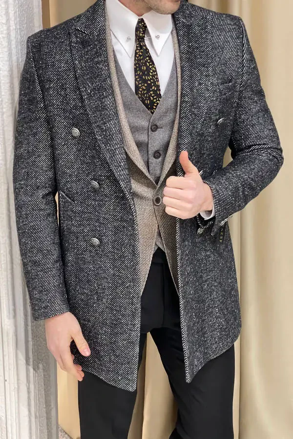 Qora baliq dumi paltosi, tor qirqim, maxsus dizayndagi metall tugmachalar, jun. - 7