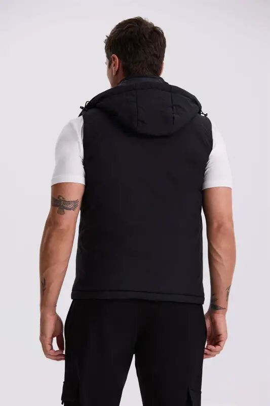 Qora Comfort Fit cho‘ntakli kapyushonli qulay bichimli safari nimchasi - 4