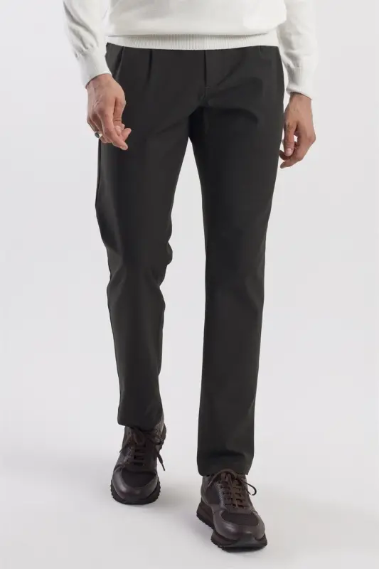 Qora Comfort Fit Ikki cho'ntakli qopqoqli pliteli yon cho'ntak shim - 2