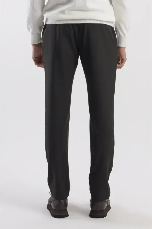 Qora Comfort Fit Ikki cho'ntakli qopqoqli pliteli yon cho'ntak shim - 4