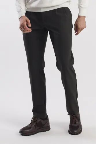 Qora Comfort Fit Ikki cho'ntakli qopqoqli pliteli yon cho'ntak shim - 3
