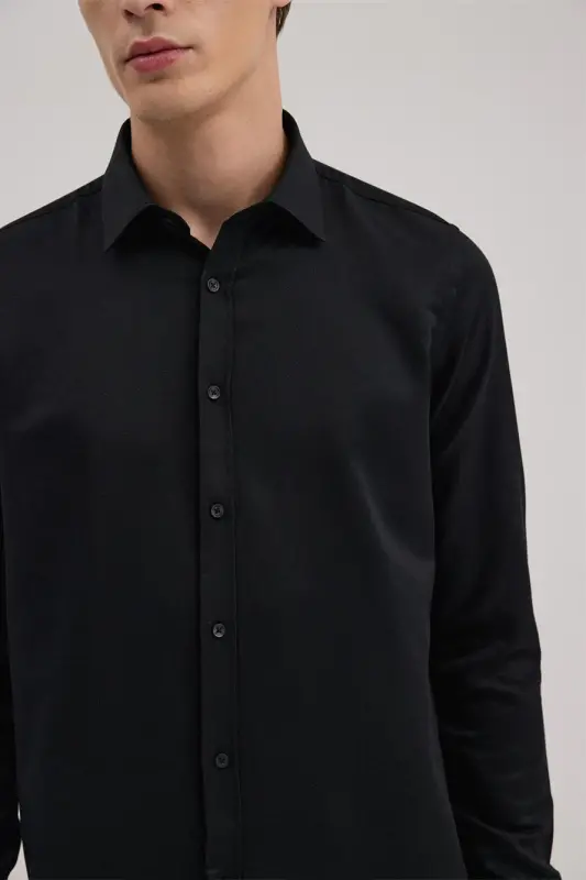 Qora Comfort Fit pastdan tugmachali yoqali paxta aralash ko'ylak - 3