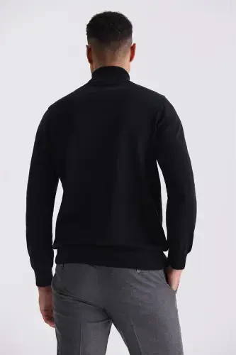 Qora ingichka to'liq bo'yinli futbolka - 4