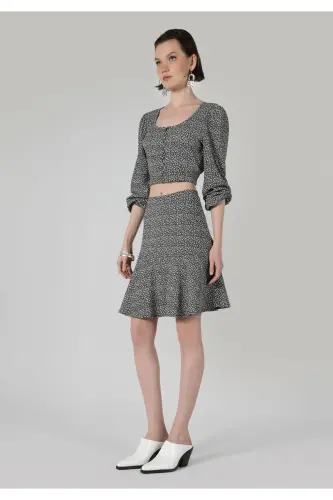 Qora pliseli ayollar uchun yubka, oddiy kesilgan. - 4