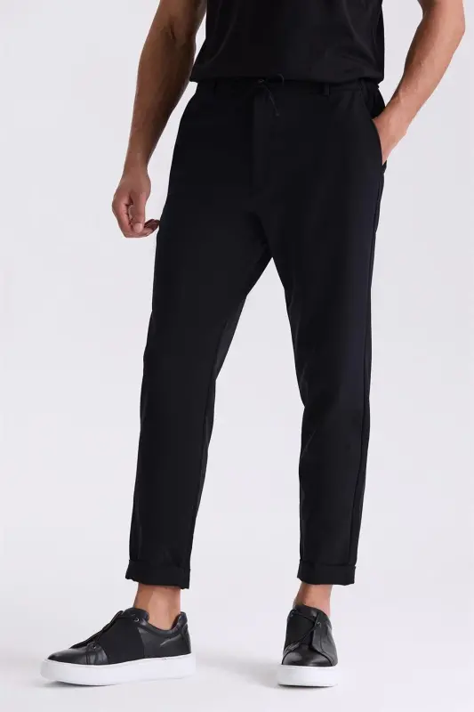 Qora, qulay bichimli, bel qismi elastikli jogger shim - 1