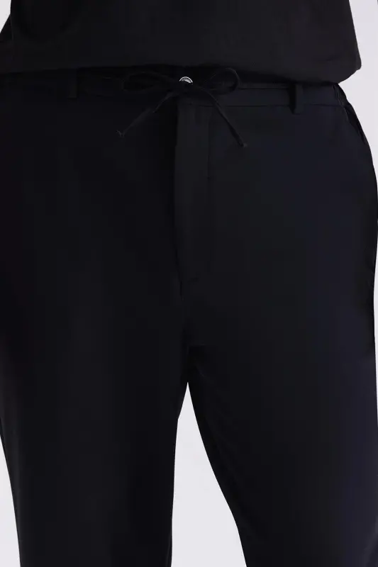 Qora, qulay bichimli, bel qismi elastikli jogger shim - 3