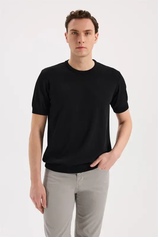 Qora rangli slim fit, aylana yoqali rayon futbolka - 1