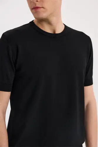 Qora rangli slim fit, aylana yoqali rayon futbolka - 3