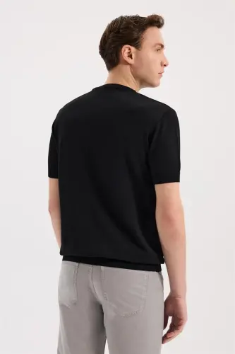 Qora rangli slim fit, aylana yoqali rayon futbolka - 4