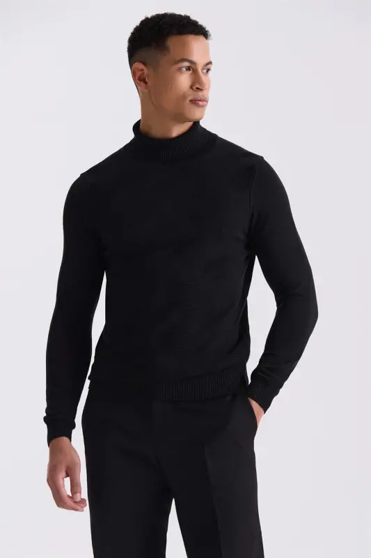 Qora rangli, slim fit, baland yoqali, naqshli trikotaj sviter - JAKAMEN