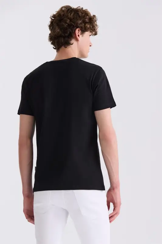 Qora rangli slim fit, yoqa qismi yumaloq futbolka - 4