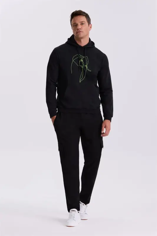 Qora Slim Fit Hoodi chop etilgan %100 paxtadan tayyorlangan futbolka - 1