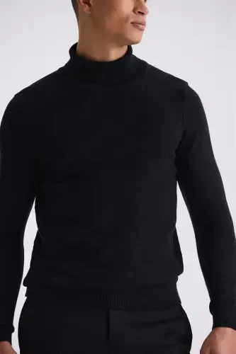 Qora tan qisilgan bo'yinli naqshli jun o'rgandan tayyorlangan ko'ylak - 3