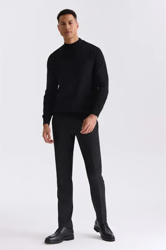 Qora tana Slim Fit Yarim Balandlik Yoqali Triko Ko'ylagi - 2