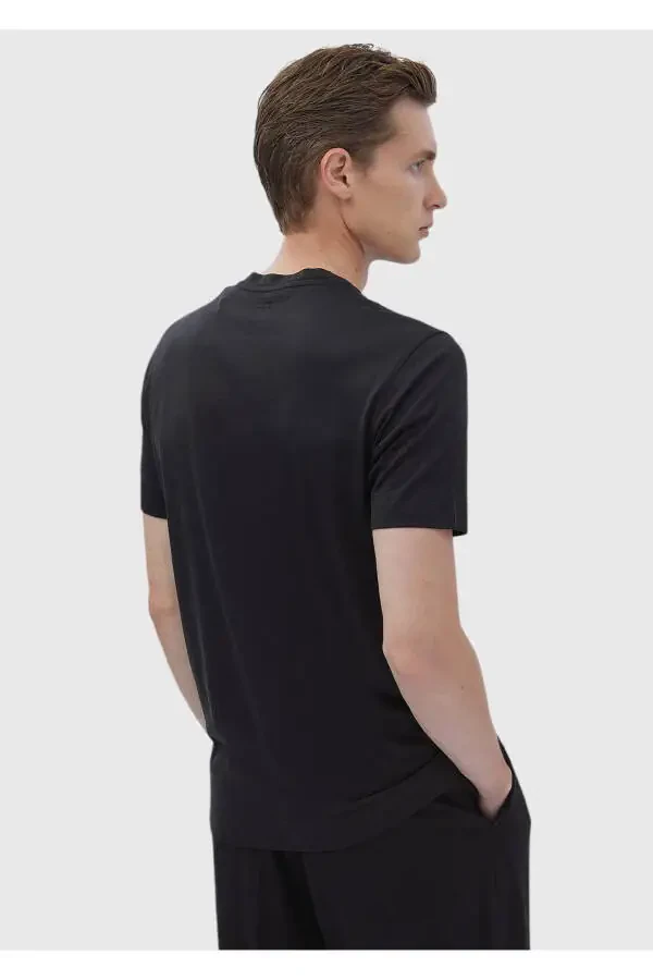 Qora tekis velosiped yoqali paxta aralash futbolka - 4