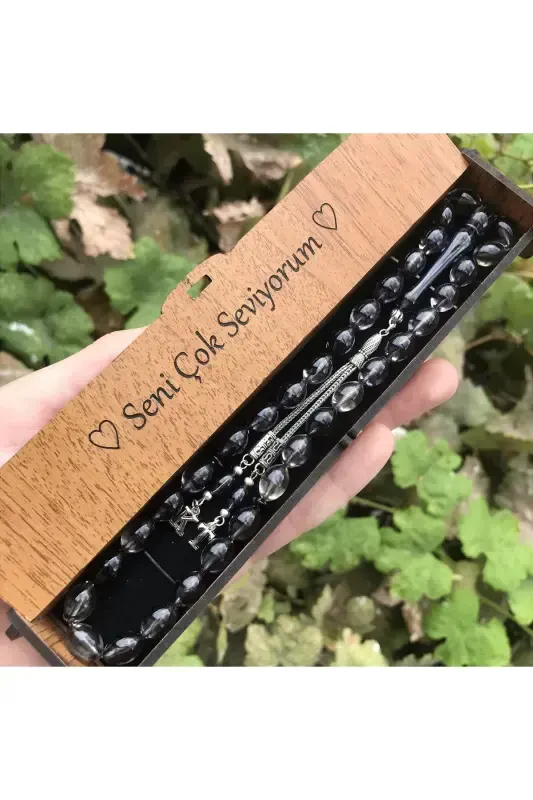 Qora tolalik seni juda yaxshi ko'raman yozuvi bor qutida sovg'abop harfli tasbeh - qora - KANUNİ TESBİH