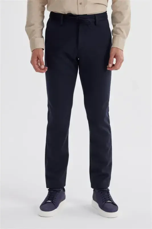 Qulay moslashtiruvchi, elastik kamar va yon tomonlarida choʻntaklari boʻlgan toʻq koʻk jogger shimlar - Modazone