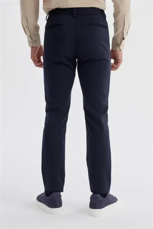 Qulay moslashtiruvchi, elastik kamar va yon tomonlarida choʻntaklari boʻlgan toʻq koʻk jogger shimlar - 2