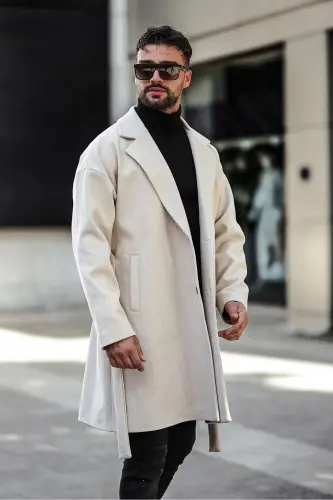 Rahat kesim, siyah kemer detaylı oversize kaşe kaban. 